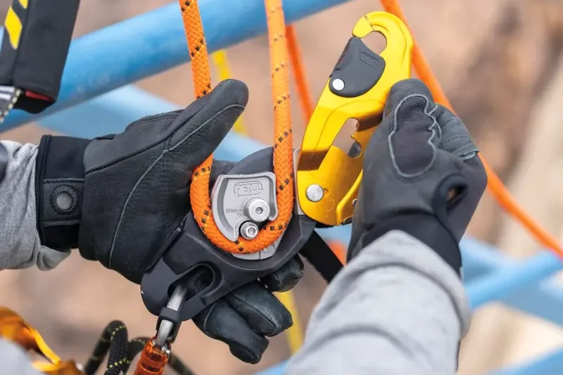 Страховочные и спусковые устройства Petzl для альпинизма, скалолазания, промышленного альпинизма и спасателей.