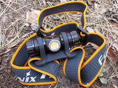 Fenix HM23, простой, легкий и компактный налобный фонарь с тремя режимами работы.
