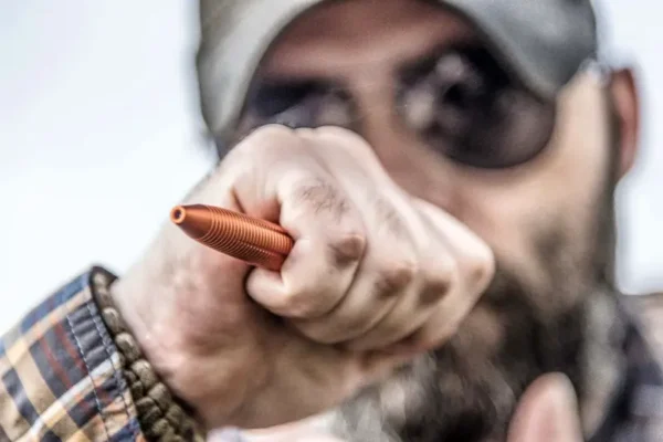 Застосування тактичної ручки 5.11 Tactical Kubaton Tactical Pen як аварійний засіб або засіб для самооборони