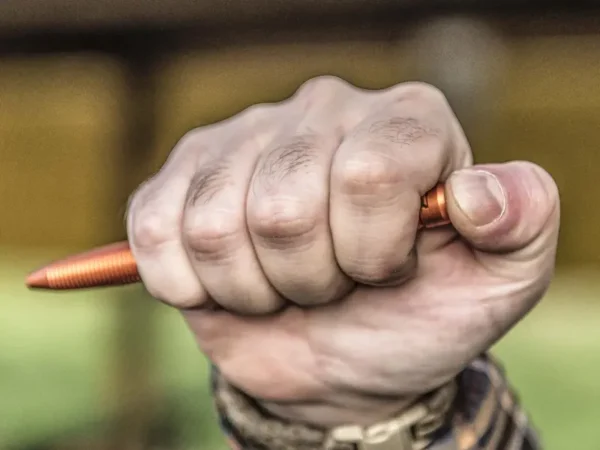 Тактична ручка 5.11 Tactical Kubaton Tactical Pen буде однаково практична як у вигляді аварійного склобою, так і як засіб самооборони