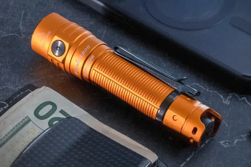 Ліхтар Fenix LD30 Renegade, яскраві 1800 люмен в компактному корпусі.