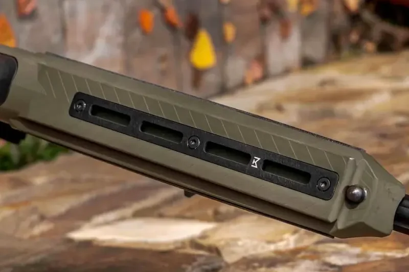 Що таке M-Lok, система кріплення для встановлення на цівку зброї сошок, ліхтарів та інших аксесуарів.