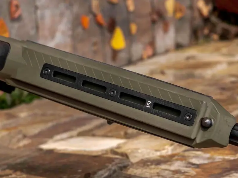 Що таке M-Lok, система кріплення для встановлення на цівку зброї сошок, ліхтарів та інших аксесуарів