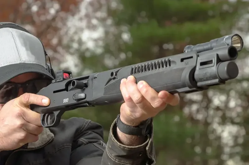 Напівавтоматичний дробовик Mossberg 990 SPX Magpul калібру 12/76 для домашньої самооборони та практичної стрільби.