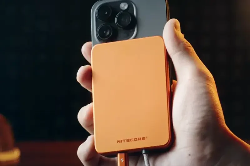 Nitecore Pocket 5 Magnetic Power Bank, портативний повербанк із вбудованим магнітним кріпленням.