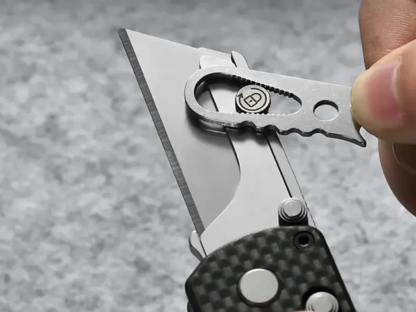 Магнітний битотримач Oknife U1 Pro Utility Knife оснащений двосторонньою битою зі сталі S2 з плоскою викруткою SL3.5 та хрестоподібною викруткою PH1
