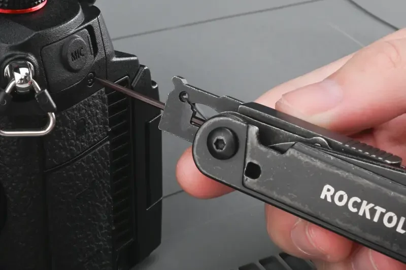 Мультитул Rocktol GEN-R Retro Black Multitool для походів, кемпінгу та піших прогулянок.