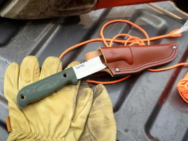 Накладки рукояті з мікарти забезпечують надійний та нековзний хват похідного ножа у руці