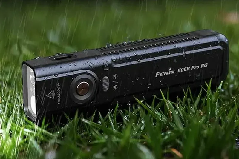 EDC-ліхтар Fenix E06R PRO RG з червоним світлом та зеленим лазером.