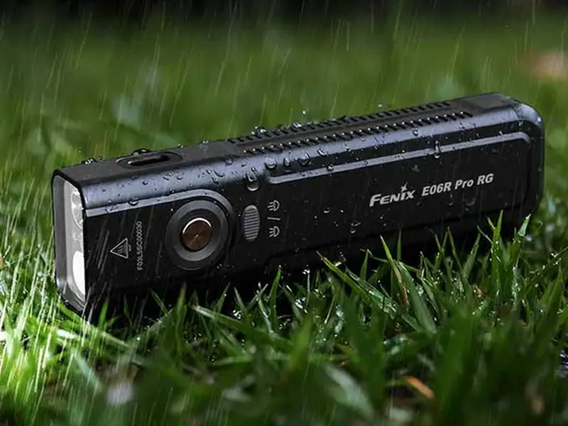 EDC-ліхтар Fenix E06R PRO RG з червоним світлом та зеленим лазером