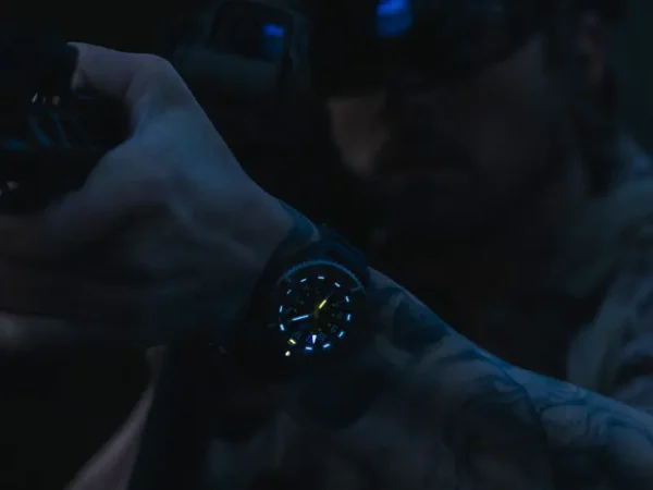 У комплект наручного годинника Luminox MIL-SPEC 3355 входять два ремінці