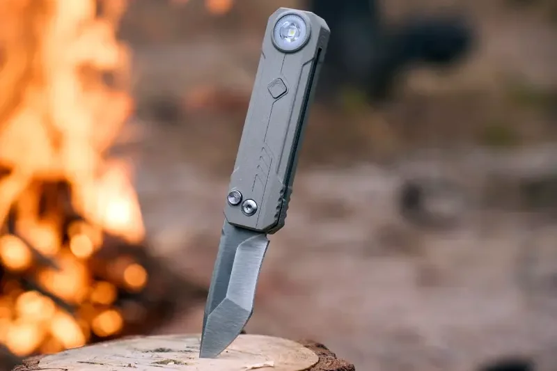 Складаний ніж Oknife LK з ліхтарем та клинком зі сталі Bohler M390.