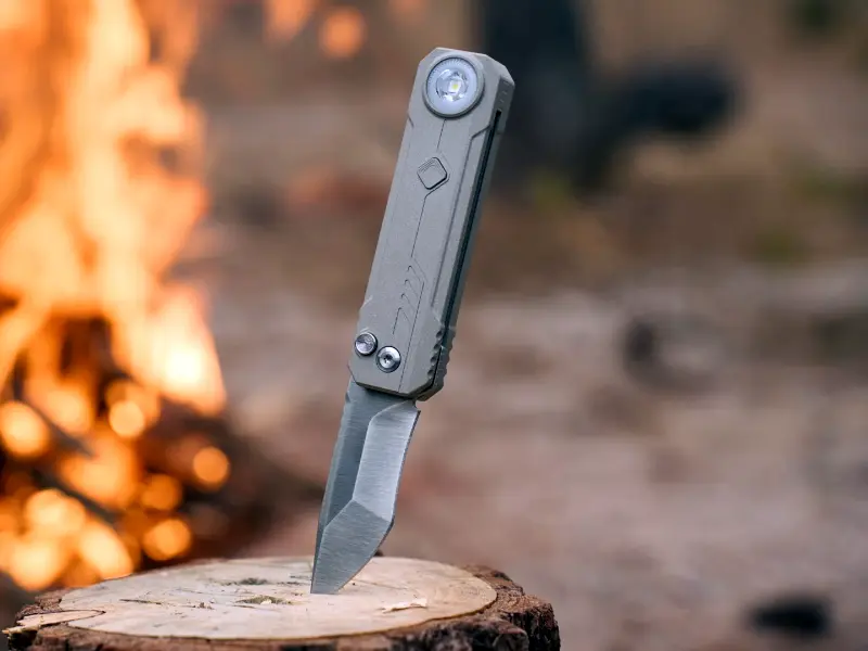 Складаний ніж Oknife LK з ліхтарем та клинком зі сталі Bohler M390