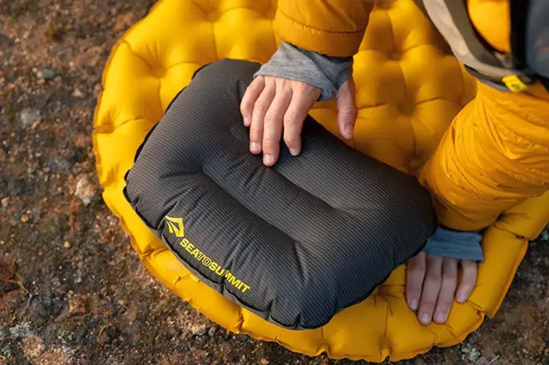 Ультралегка подушка Sea to Summit Aeros Ultralight Pillow для піших походів та велотуризму.