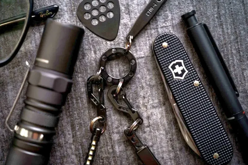 Кліпса та підвіси TEC Accessories для ключів та дрібних предметів EDC.