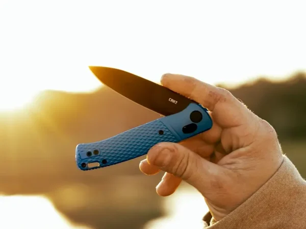 Розкладні ножі CRKT Counterpart і Benchmade Bugout дуже схожі за формою, розміром і навіть вагою
