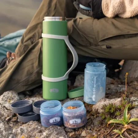 У набір GSI Outdoors Glacier Insulated Travel Stack, крім самого термоконтейнера, входять три герметичні пластикові контейнери