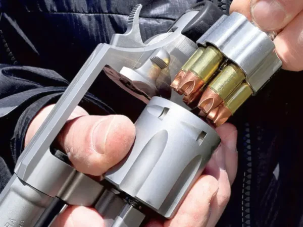 Завдяки наявності знімного магазину, пістолети, як правило, можна перезарядити швидше, ніж револьвери