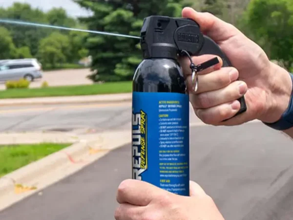Газовий балончик REPULS Defense Spray розпилює активну речовину спрямованим прямим струменем рідини