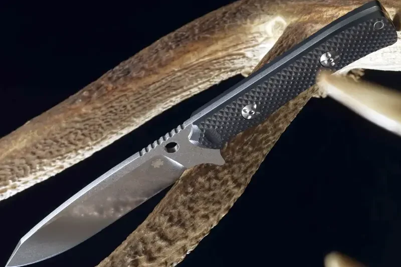 Похідний ніж Spyderco Skoli для туризму, бушкрафту та активного відпочинку.