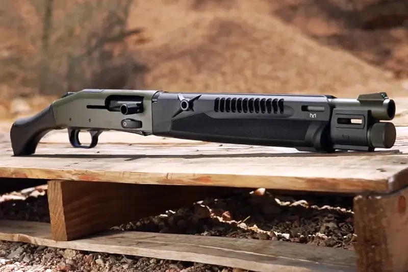 Укорочений напівавтоматичний дробовик Mossberg 990 Aftershock SPX 12-го калібру для самооборони.